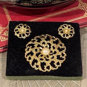 Vintage Avon Flower Blossom Gift Set Pin/Earrings